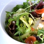 Sałatka z mozzarellą i oliwkami