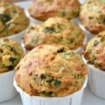 Muffiny ze szpinakiem, serkiem ricotta i orzeszkami pini