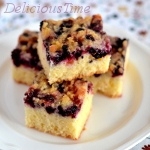 Jogurtowe ciasto z porzeczkami, jagodami i kruszonką