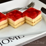 Sernik gotowany z truskawkami